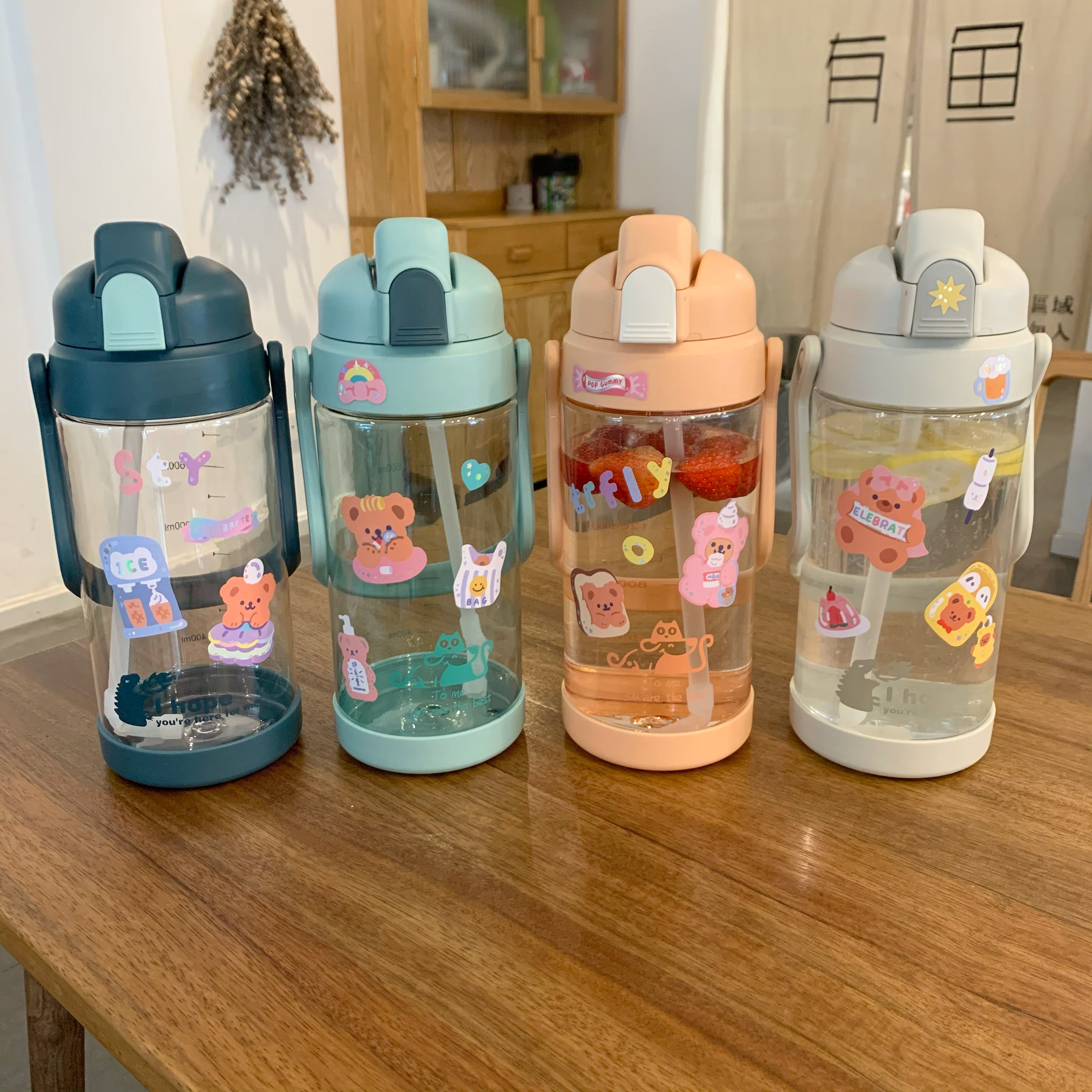 Bình Nước Siêu To Khổng Lồ Dung Tích 2L Cực Dễ Thương Có Ống Hút Và Tặng Kèm Miếng Dán Cute