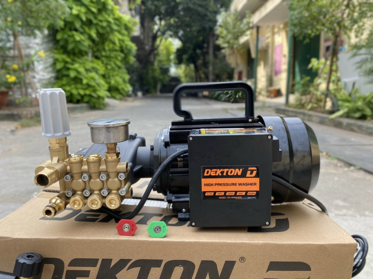 Máy rửa xe chỉnh áp cao cấp 2300W Dekton DK-HPW2300 New