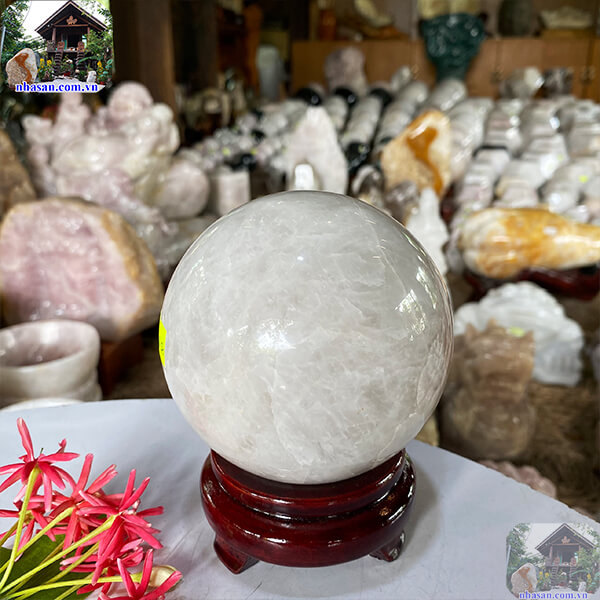 Quả cầu thạch anh trắng giúp gia chủ gia tăng tài lộc-9.7cm-1.24kg-QC1046