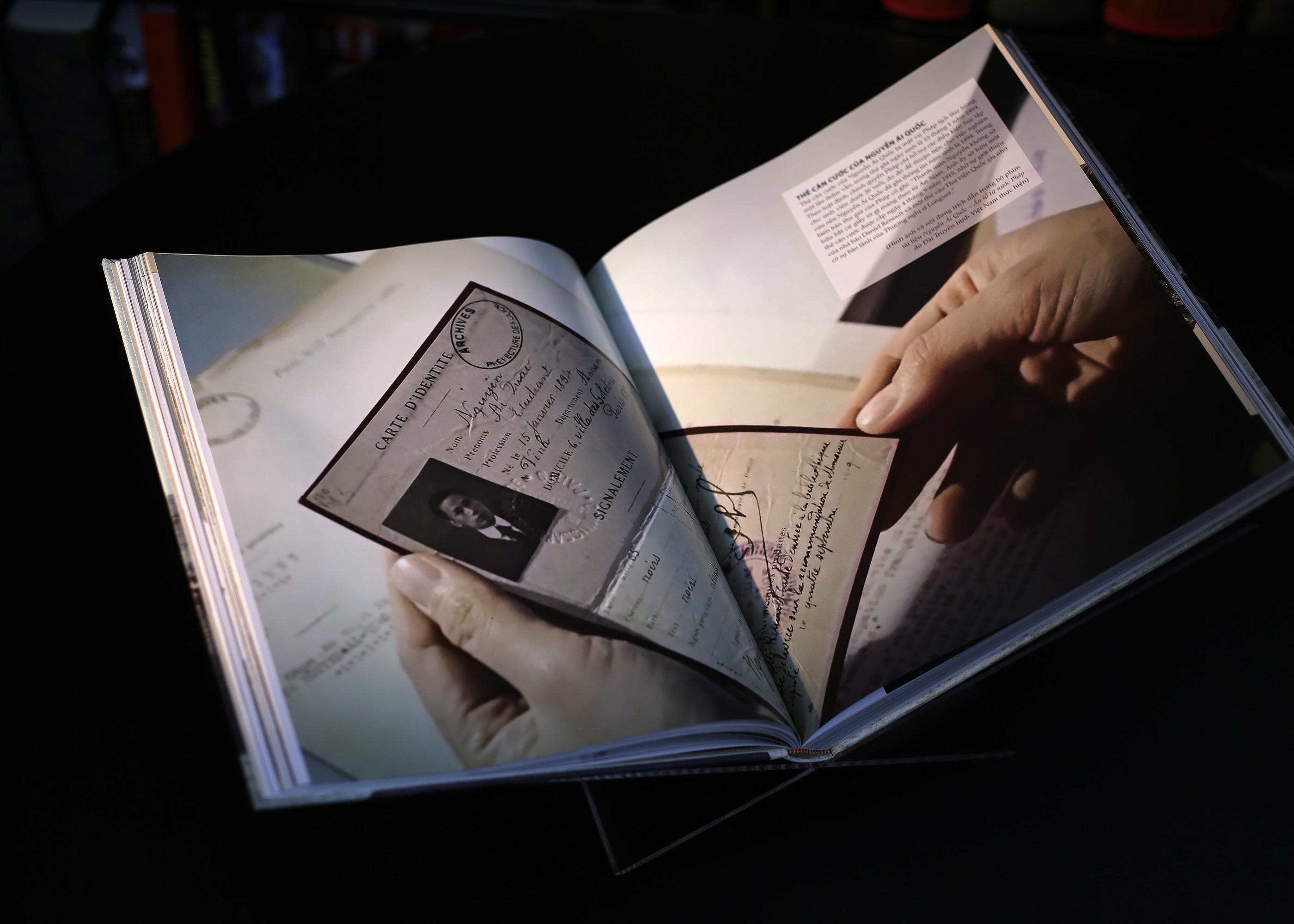 Sách - Hồ Chí Minh - Tiểu Sử Bằng Hình - Ấn Bản Giới Hạn - Bìa Vải