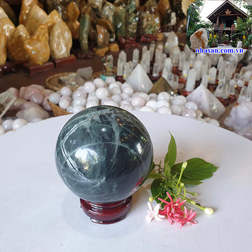 Quả cầu phong thủy đá canxedon vân xám tự nhiên Việt Nam QC730 nặng 1.2kg đường kính 10cm – vật phẩm trang trí