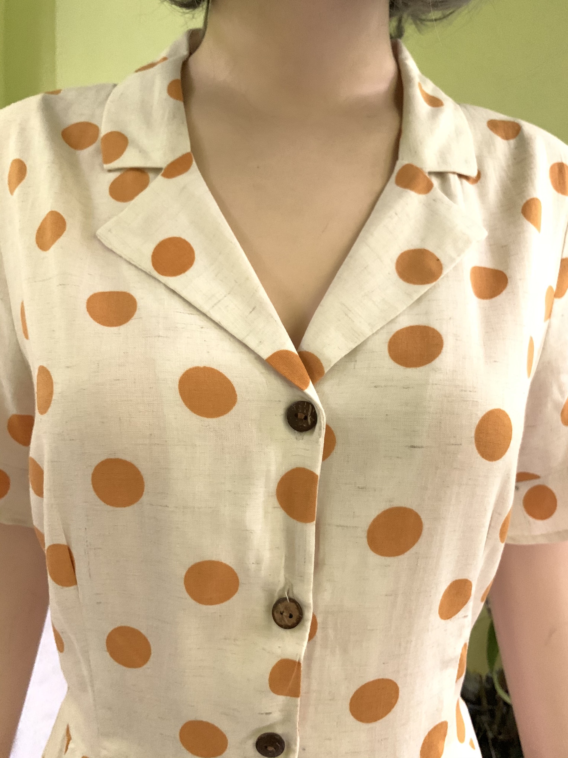 Đầm xòe cổ vest cài nút kiểu sơ mi xinh xắn
