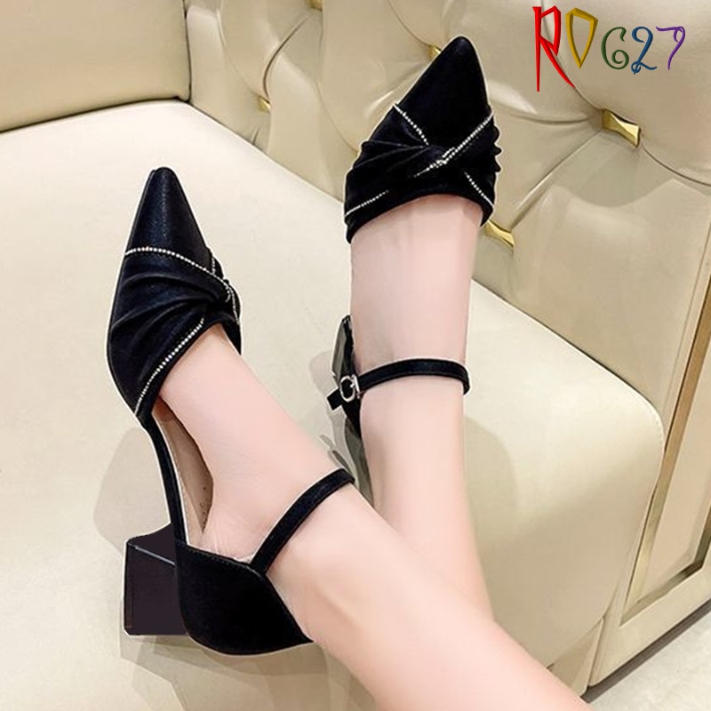 Sandal nữ bít mũi cách điệu, quai cài ROSATA RO627 - 4p - Đen, Kem - HÀNG VIỆT NAM - BKSTORE