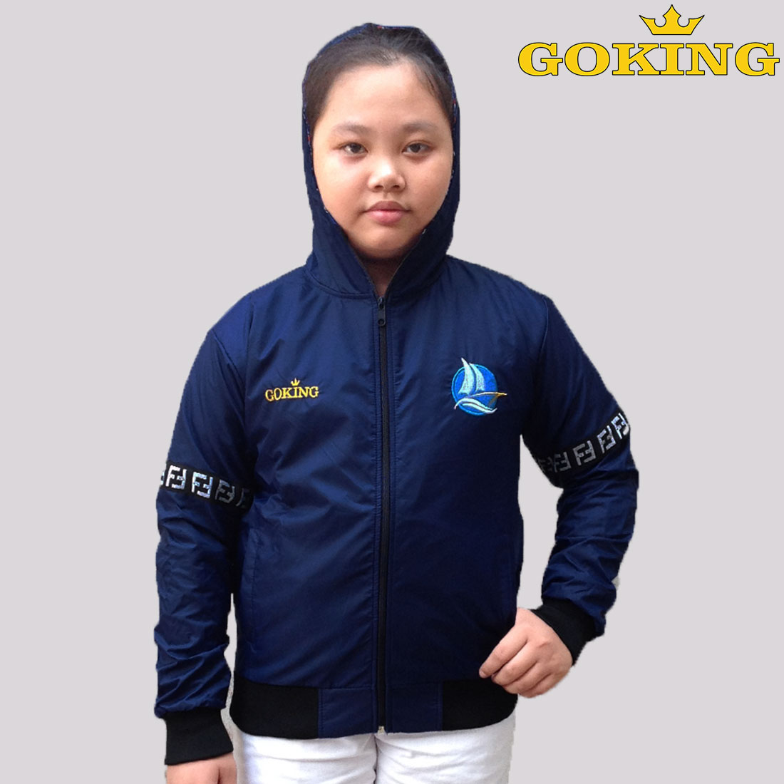 Áo Khoác Gió Trẻ Em Goking, Form Unisex Cho Bé Gái Bé Trai. Ngoài Vải Dù, Trong Lót Vải Cào Cách Nhiệt. 3 Túi Tiện Dụng. Chống Nắng Mưa Nhỏ, Giữ Ấm Tốt - Xanh Đen - S