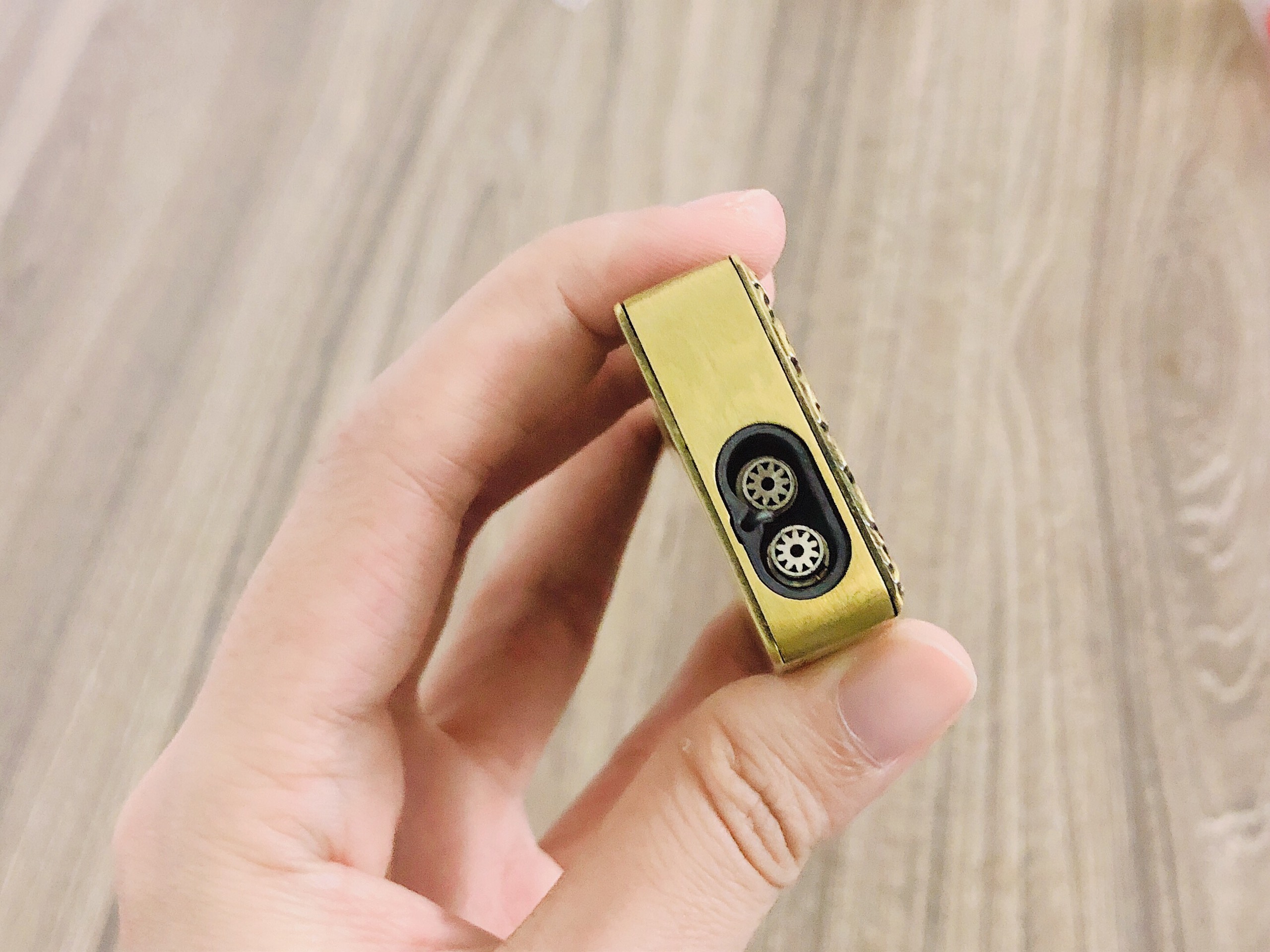 Bật lửa hột quẹt khè 2 tia bấm ngang hình cá chép khắc nổi - xài ga