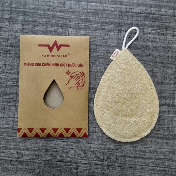 Miếng rửa chén xơ mướp thiên nhiên hình giọt nước nhỏ, tiện lợi khi sử dụng, không gây hại da tay và thân thiện với môi trường. Không gây xước men chén đĩa khi cọ rửa.