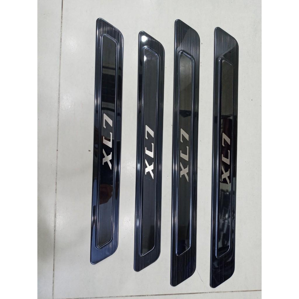 Ốp Bậc Dành Cho Xe Suzuki XL7, XL-7 2020 2021 Mẫu TiTan Tặng Kèm Keo Tăng Dính