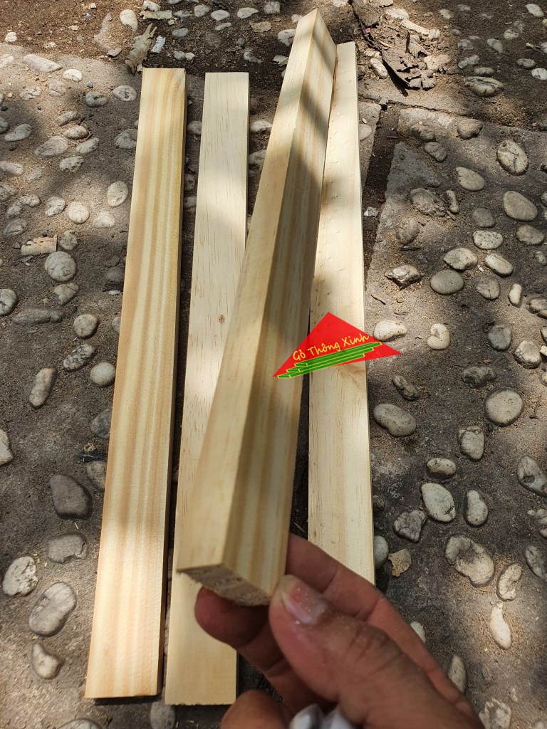 Thanh gỗ thông vuông mới đẹp dài 60cm, rộng 3cm, dày 1.5cm đã bào láng đẹp 4 mặt rất thích hợp làm nẹp, làm khung sườn