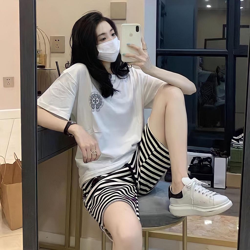 Bộ Áo Thun In Hình Kèm Quần Short Ống Rộng Kẻ Logo Chữ Thập