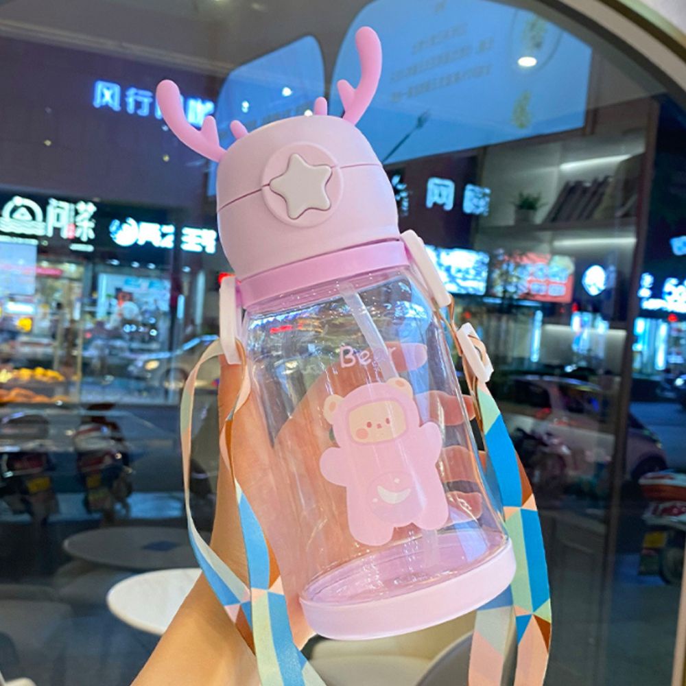 Bình nước sừng hươu nhựa PP có ống hút, dây đeo hoạt hình dễ thương dung tích 600ml KHN022