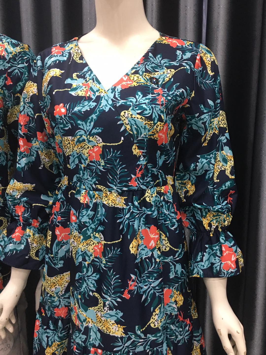 Mẫu chụp tại shop - váy áo đôi nam nữ họa tiết đi biển nhà Tina