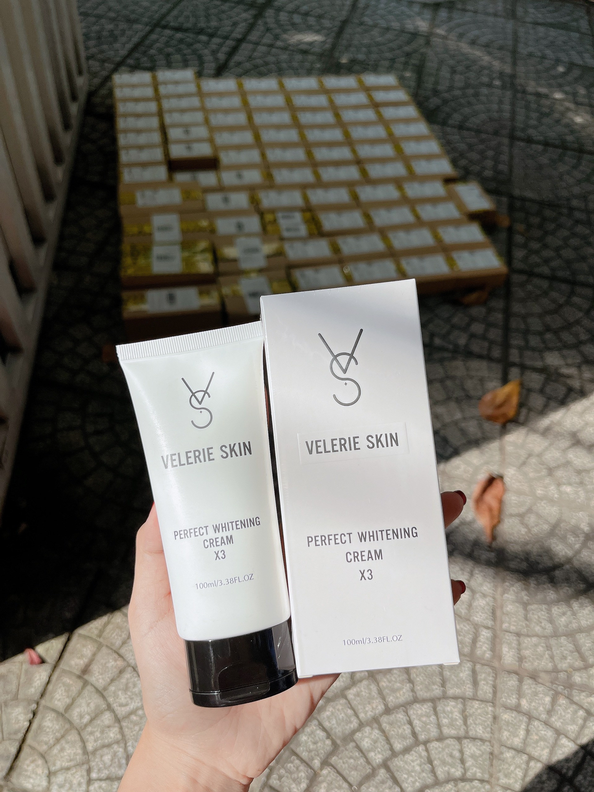 Kem (Mông) Xóa Thâm Velerie Skin Perfect Whitening Cream x3. Hiệu quả trên cả 6 vùng: mông, bikini, ti, nách, đầu gối, khuỷu tay. Chất kem trong, thấm nhanh, chống nước.