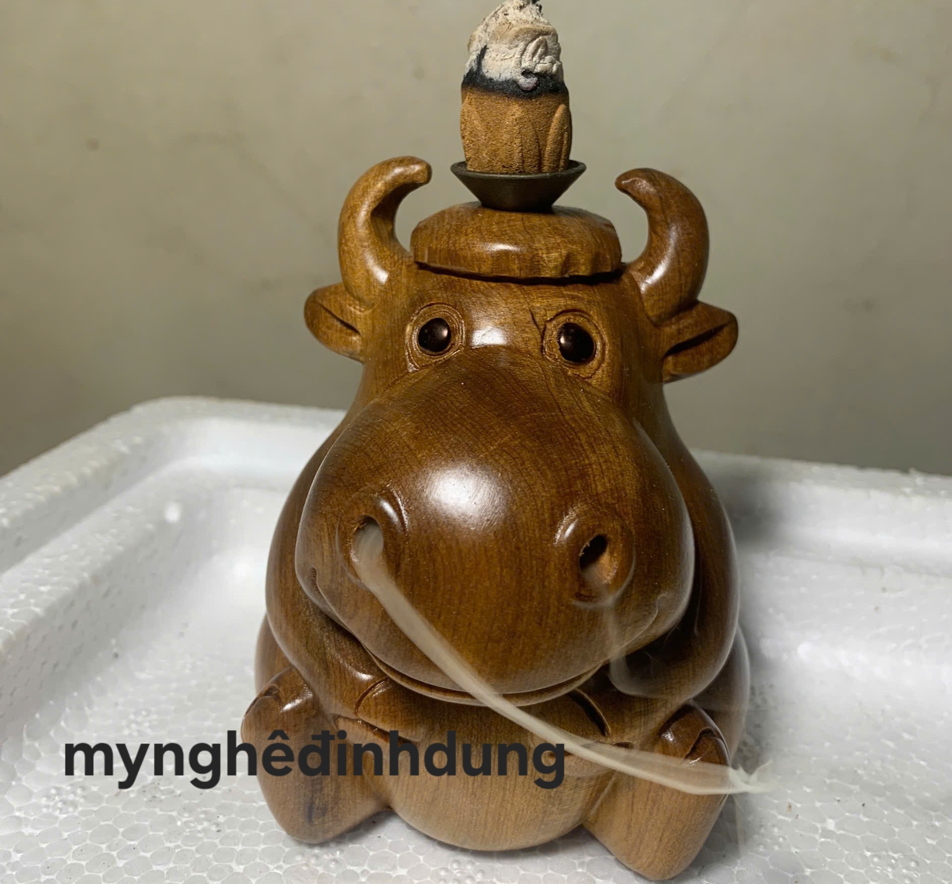 Trâu chi bi xông trầm bằng gỗ bách xanh thơm nức cao 10x8x8cm