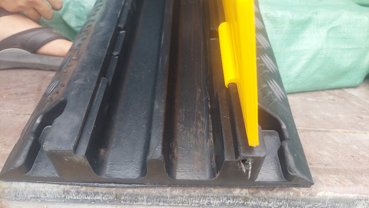 Gờ giảm tốc luồn đi dây điện 2 rãnh dùng trong tổ chức sự kiện
