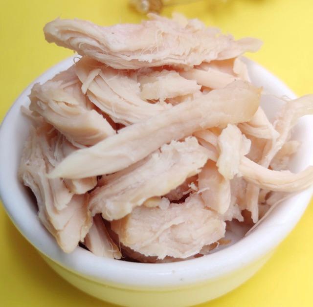 Ức gà luộc ăn liền cho chó mèo