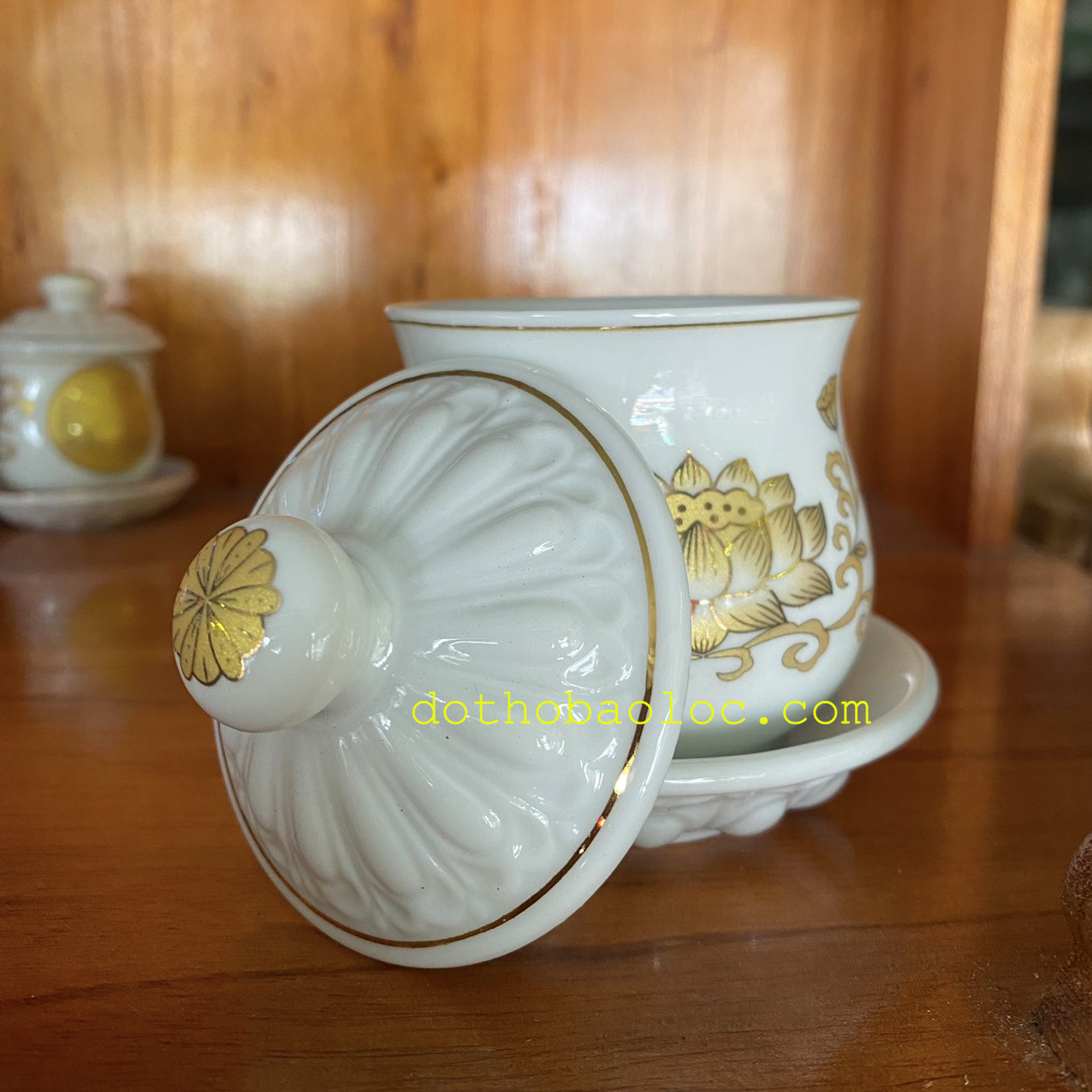 Hũ đựng gạo muối thờ cúng bằng sứ hình hoa sen vàng 3D 3 cỡ cao: 7cm, 9cm, 11cm