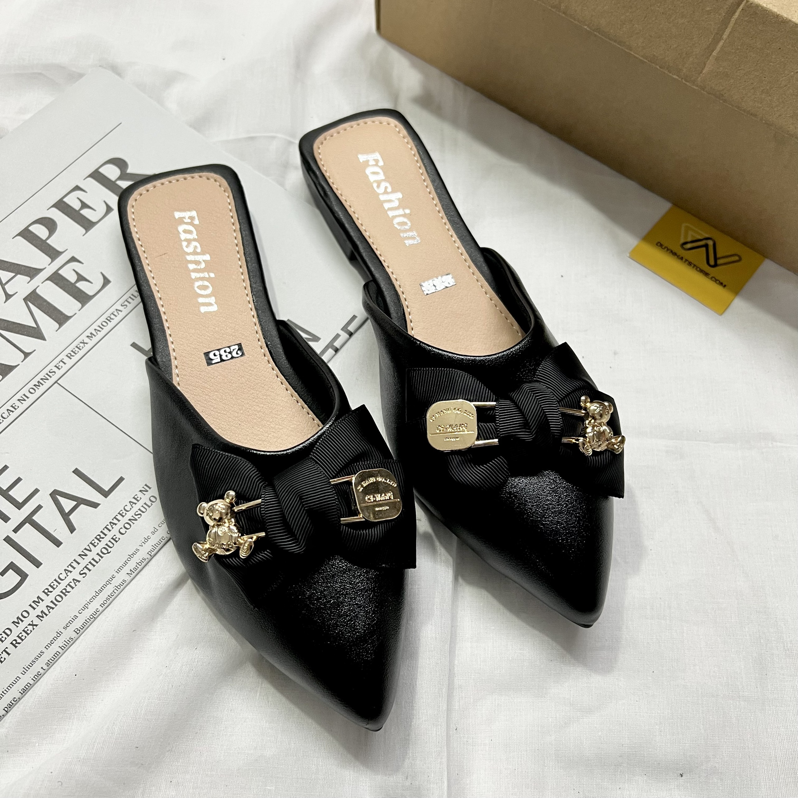 Dép Sục Nơ Khóa Gấu Cao Gót Bít Mũi Bệt Xẹp Giày Duy Nhật Store Phối Da Mờ Uzzang Trend Kiểu Đơn Giản Thanh Lịch Đen Kem