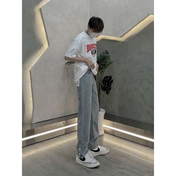 Quần jeans xanh baggy nam có thêu chữ in nút dưới ống