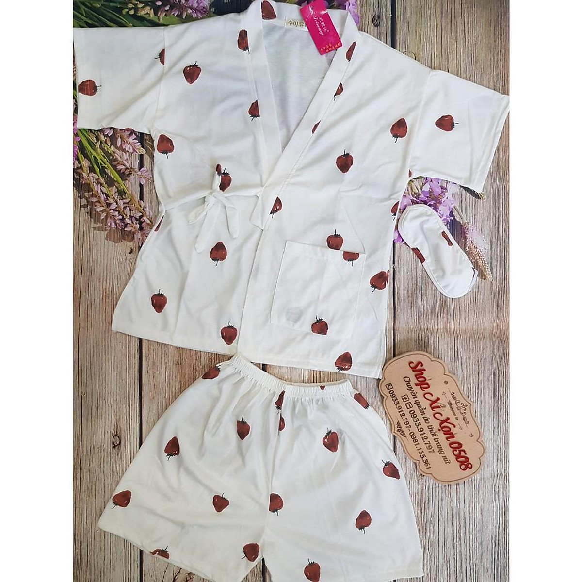 Bộ pijama Đùi Mặc Nhà Kèm Băng Đô Phong Cách HÀN chất thun cotton dày dặn co giãn và thấm mồ hôi tốt,nền vải trắng họa tiết trái dâu nổi bật, phong cách thời trang trẻ trung,xinh xắn và sang trọng.