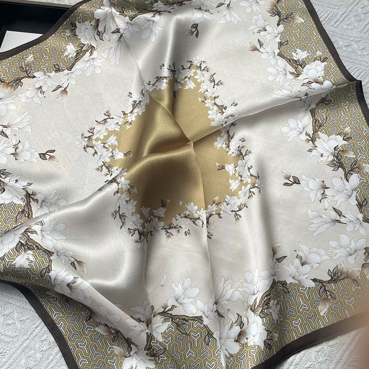 KHĂN QUÀNG CỔ LỤA HÌNH VUÔNG SANG TRỌNG THỜI TRANG MÃ 04