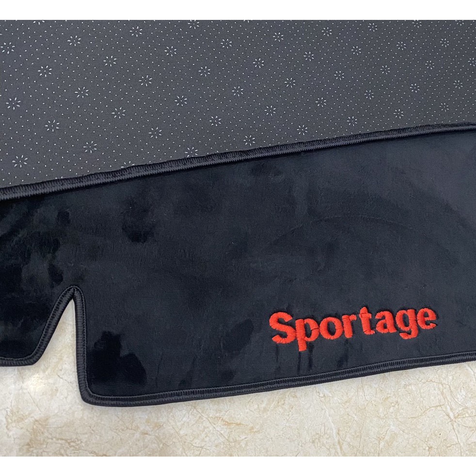 Thảm taplo xe Kia Sportage 2022 2023 mẫu nhung lông cừu màu đen, đế có chống trượt, đường may đẹp, chuẩn form xe