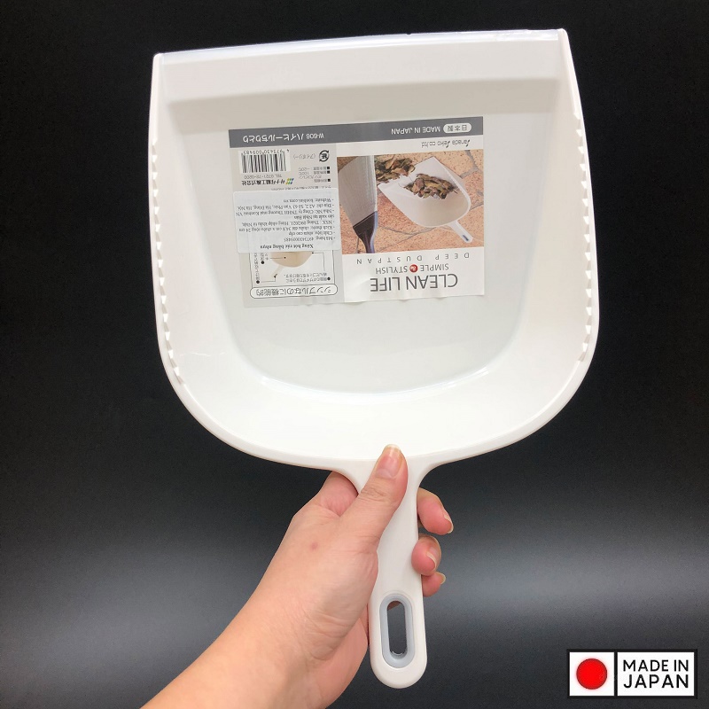 Xẻng hót rác Sanada Seiko, bề mặt xẻng có độ vát giúp dễ dàng lấy sạch rác và bụi bẩn trên bề mặt sàn nhà - nội địa Nhật Bản