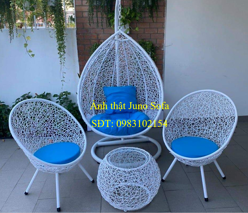 Bộ xích đu sân vườn Juno Sofa bao gồm 01 xích đu đơn, 2 ghế đơn và 01 bàn tròn kính, đã bao gồm nệm ngồi.