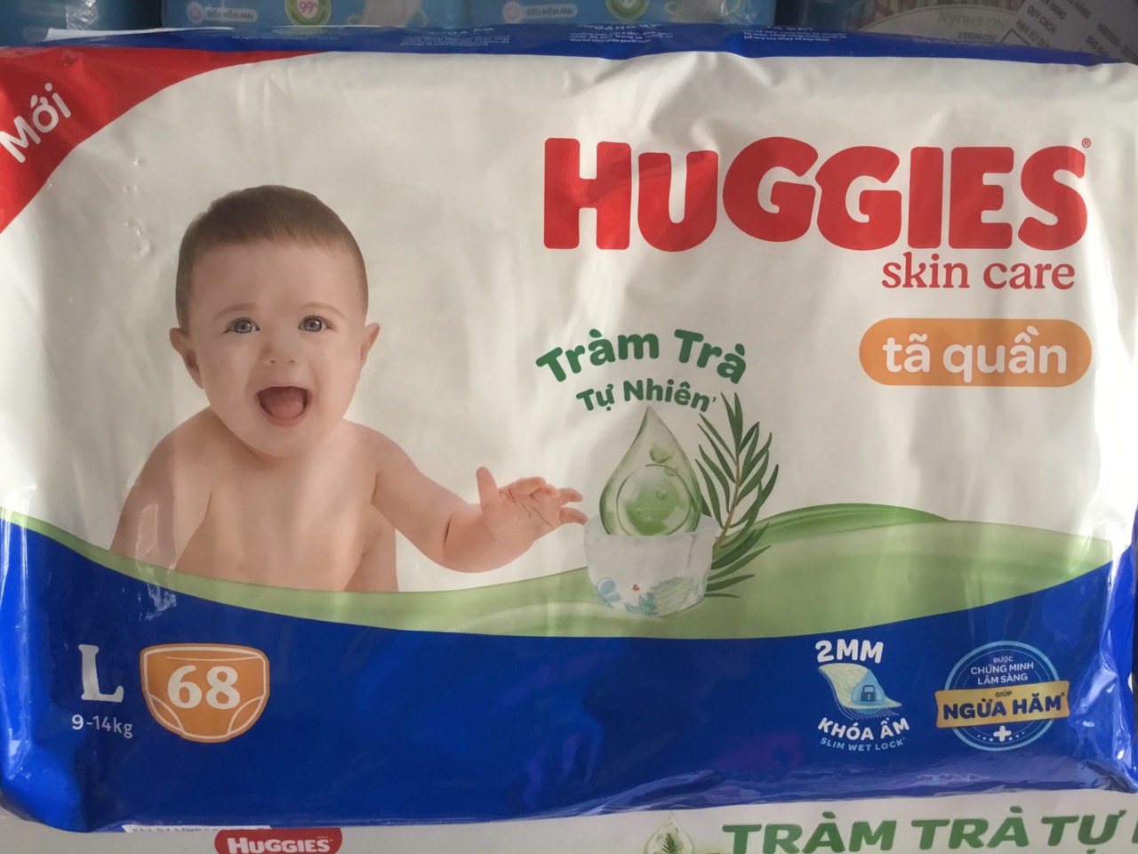 Hình ảnh Tã quần Huggies L68 Skin Care Cho Bé Từ 9-14kg - Tràm trà tự nhiên ngừa hăm - Date mới