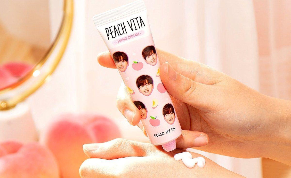 Kem Dưỡng Da Tay Chiết Xuất Đào Some By Mi Peach Vita Hand Cream 30g + Tặng kèm 1 băng đô tai mèo xinh xắn ( màu ngẫu nhiên)