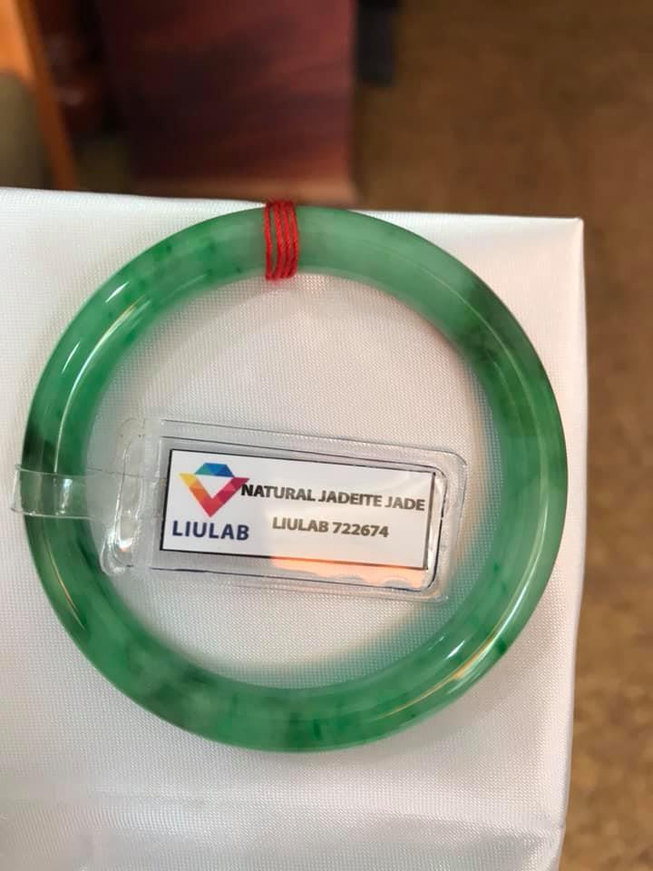 CHIẾC VÒNG NỮ LÝ VÂN A SỊN 49MM KÈM GIẤY KIỂM ĐỊNH LIULAB No 722674 CHẤT LIỆU 100% ĐÁ CẨM THẠCH THIÊN NHIÊN MÀU XANH LÝ VÂN TƯƠI ĐẸP NỮ 45KG-51KG ĐEO SANG TAY Ạ