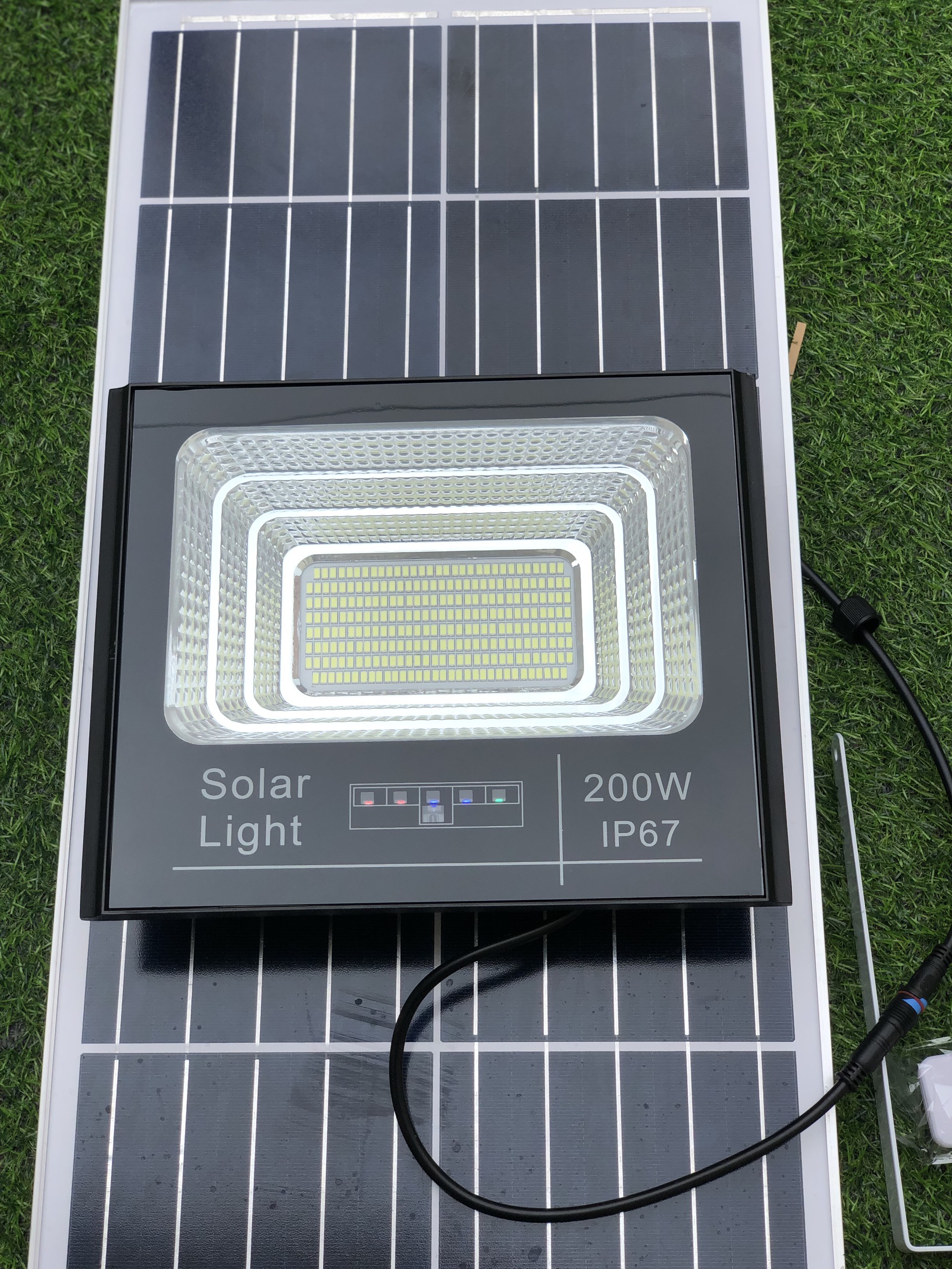 Đèn Năng Lượng Mặt Trời Pha 200W - Bộ sản phẩm gồm Đèn Pha Báo Pin, Tấm Pin NL, Remote và phụ kiện đi kèm