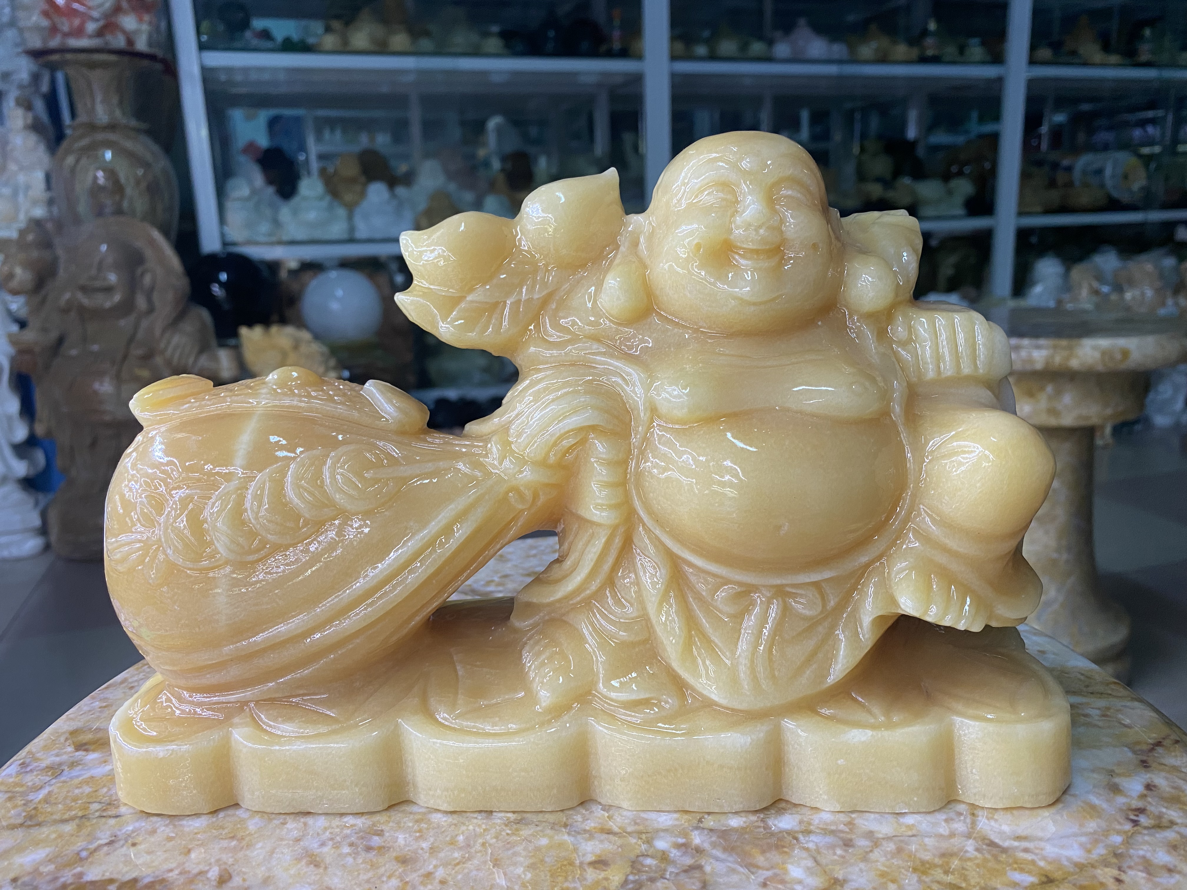 Tượng Cụ Di Lặc Cười Hoan Hỉ Kéo Bao Tiền Đá Ngọc Hoàng Long - ngang 25cm