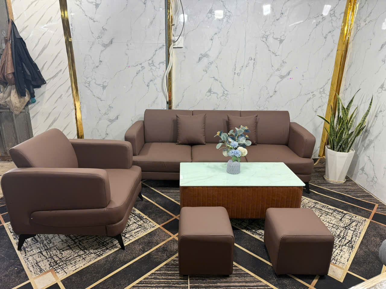 Sofa văn phòng chủ tịch Juno Sofa bao gồm 01 băng dài, 01 ghế đơn kèm bàn và 2 đôn vuông