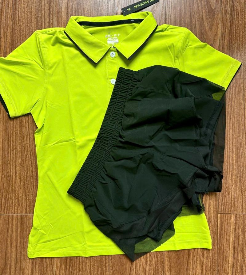Set đồ nữ gồm áo thun cổ trụ và quần đùi 2 lớp phong cách thể thao sang trọng