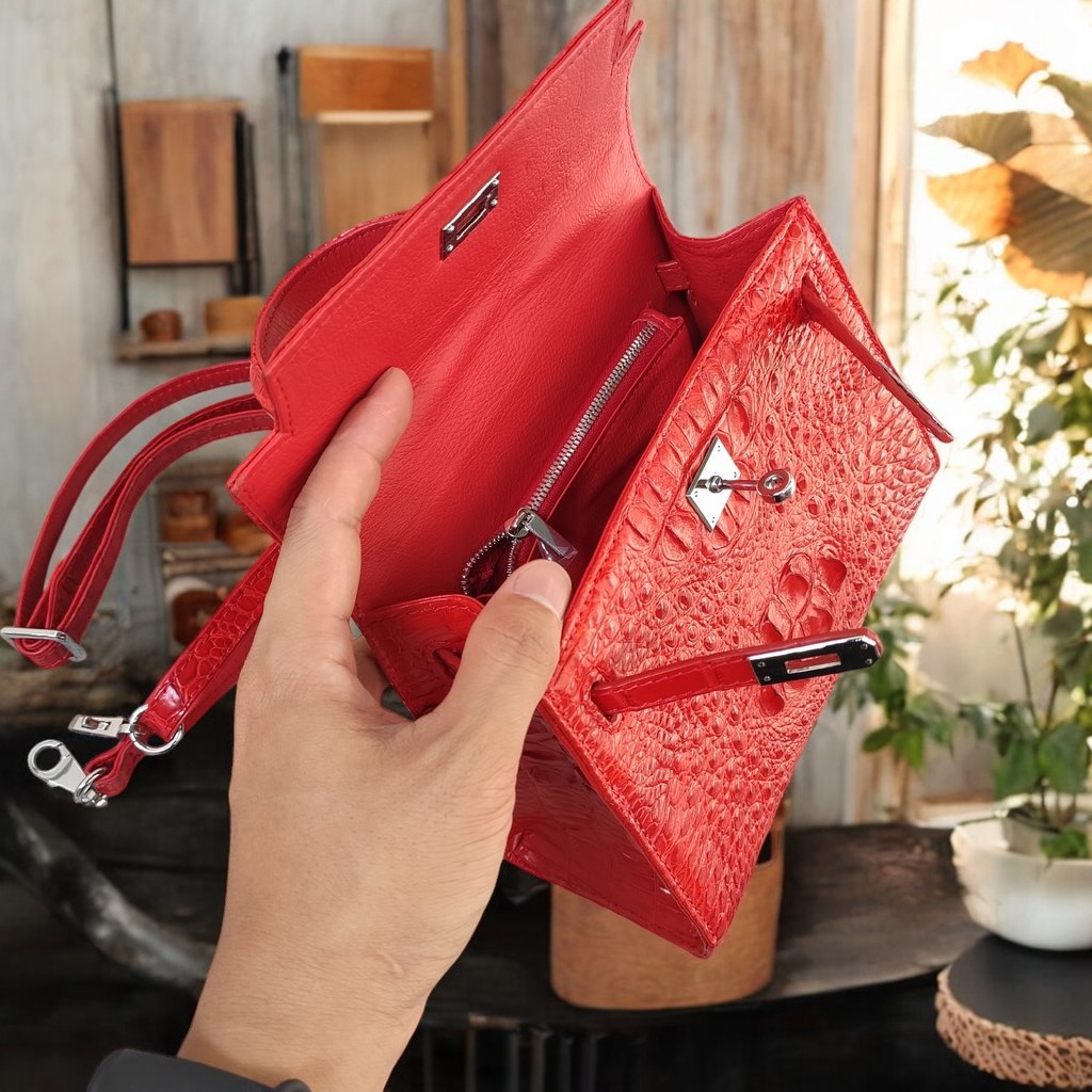Túi xách da cá sấu có sử dụng khóa chìa!
