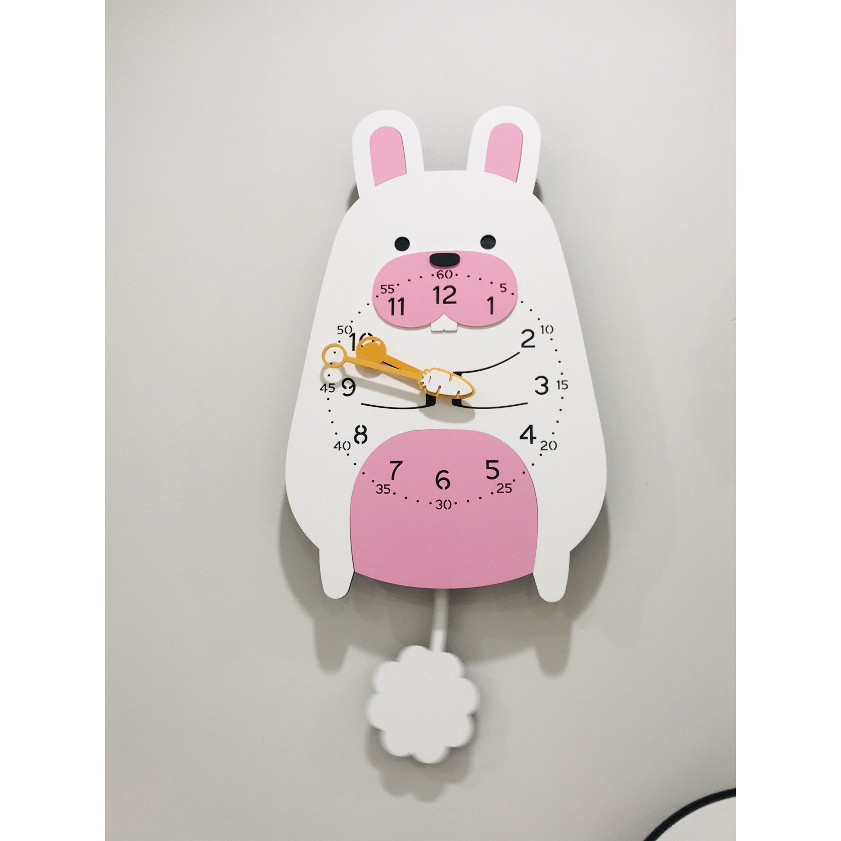 Đồng hồ treo tường trang trí kim trôi hình con thỏ màu hồng trắng - Rabit wall clock