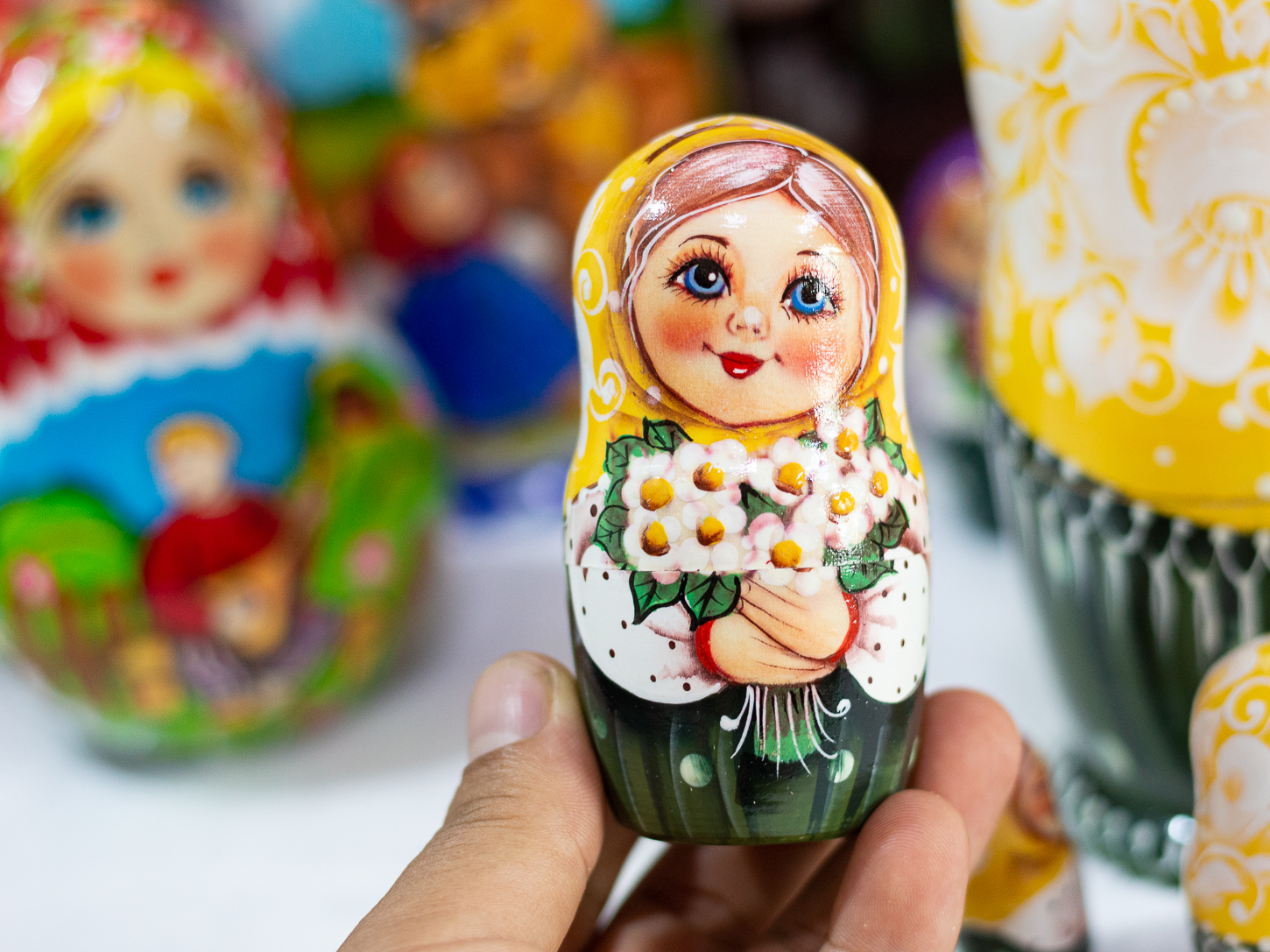 BỘ BÚP BÊ NGA MATRYOSHKA 5 LỚP 18CM HOA VĂN "MISA ÔM HOA VÀNG" RẤT ĐẸP VÀ DỄ THƯƠNG