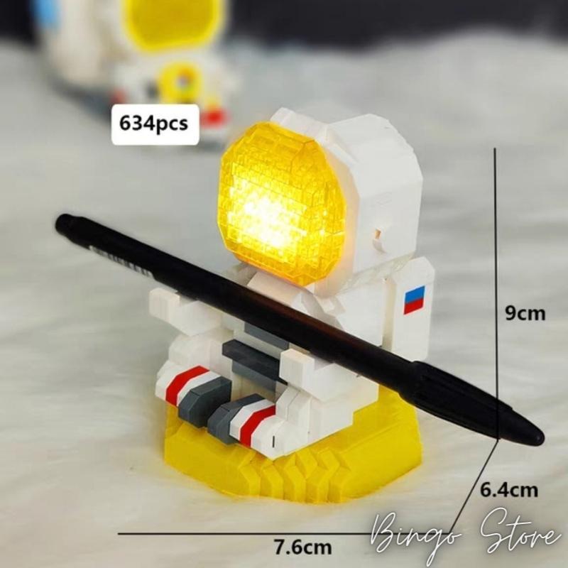MÔ HÌNH LẮP RÁP PHI HÀNH GIA KÈM ĐÈN LED 634 CHI TIẾT