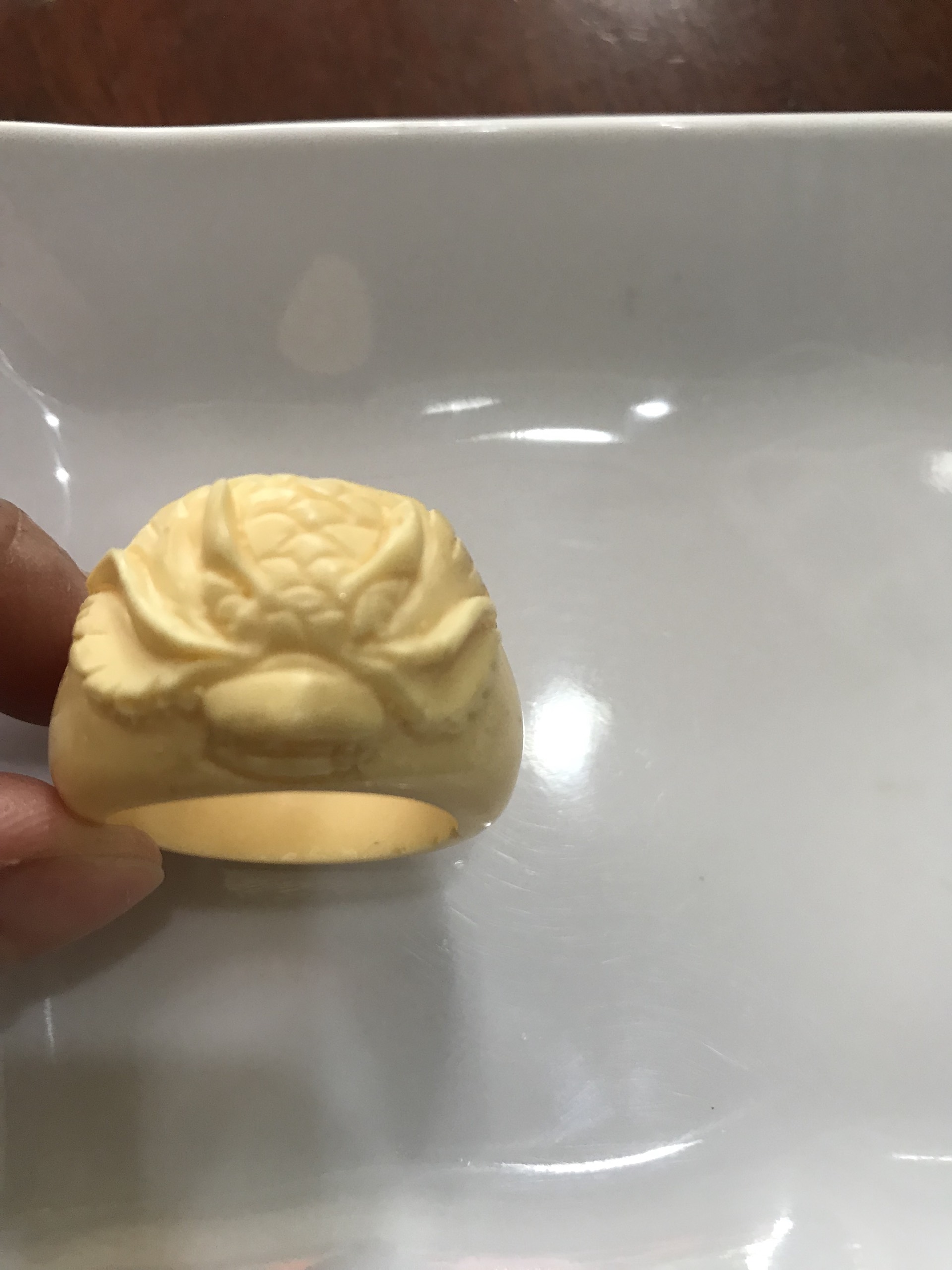 Nhẫn Nam Chạm Đầu Rồng Giả Ngà hay Xương Mỹ Nghệ màu trắng Ni to 24mm Cao 18mm Dầy 5mm Dành Cho Các Anh Nam đeo nhẫn ngón tay cái hay bất kỳ ngón tay nào ni lọt vừa tay là 24mm rẻ vẫn đẹp như thường ạ