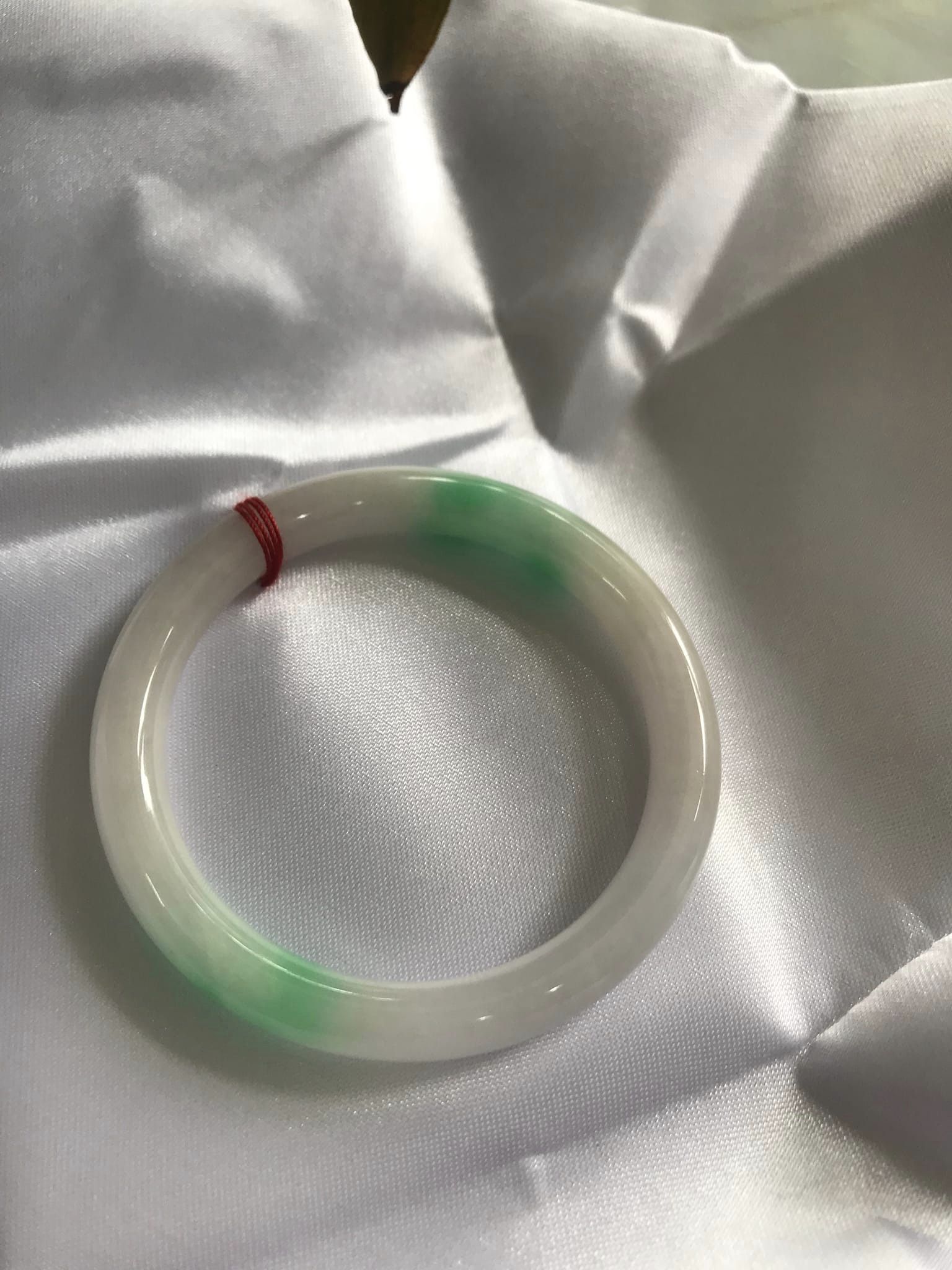 Vòng tay nữ Cẩm Thạch tự nhiên mới TR LÝ IC 50mm x chột 7mm Vòng màu trắng bóng xanh lý nhẹ 2 bên nữ mệnh kim mệnh thủy 49kg - 52kg đeo ạ