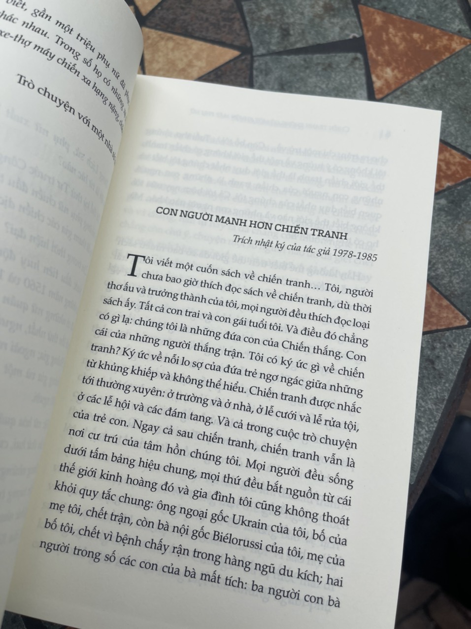 (Tái bản 2023 – Nobel văn học 2015) CHIẾN TRANH KHÔNG CÓ MỘT KHUÔN MẶT PHỤ NỮ - Svetlana Alexievich – Nguyên Ngọc – Tao Đàn - NXB Hà Nội