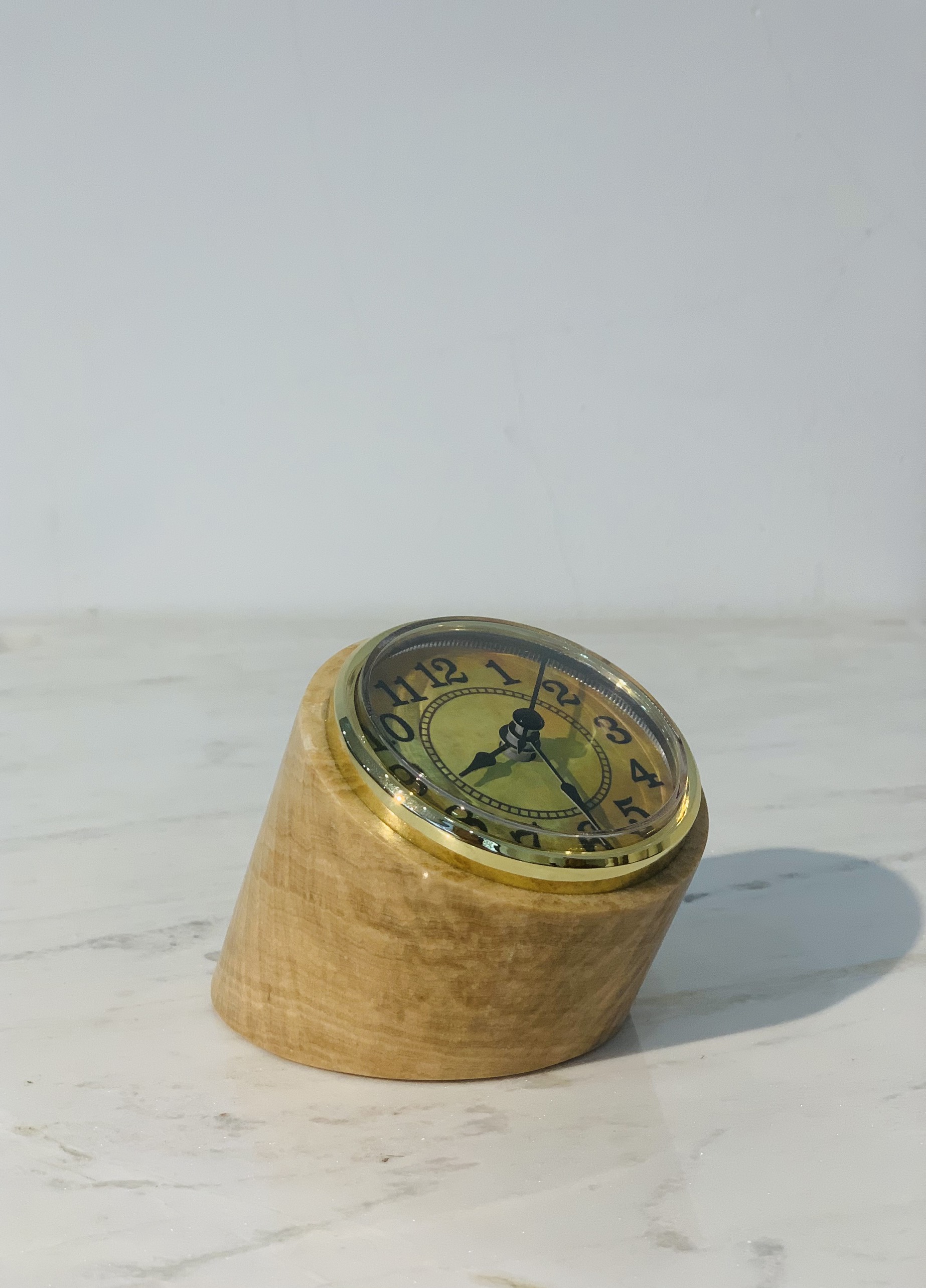 Đồng hồ để bàn đá tự nhiên tròn nhỏ màu Vàng vân gỗ