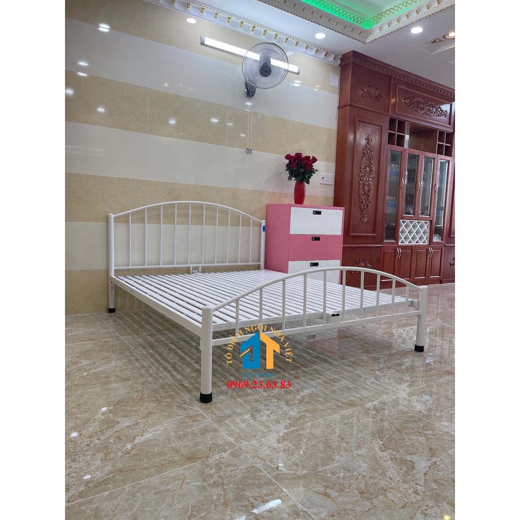 Giường sắt kích cỡ 3 người nằm 1m8x2m KIỂU DÁNG HIỆN ĐẠI