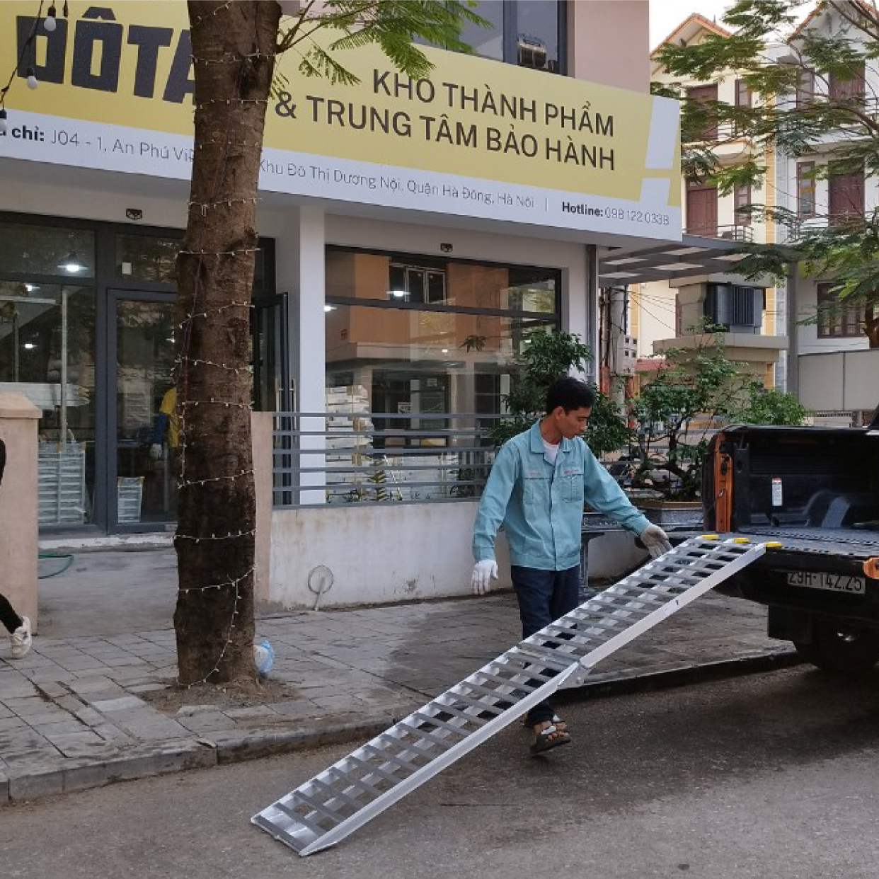 Cầu Dắt Xe Máy - Thang Dắt Xe Máy Lên Xe Bán Tải