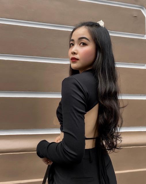 Set áo hở lưng và quần tây đen