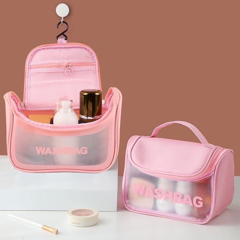 Túi đựng mỹ phẩm Washbag. Với thiết kế bên ngoài thời thượng giúp việc sắp xếp các trang bị cá nhân của bạn trông đẳng cấp hơn.