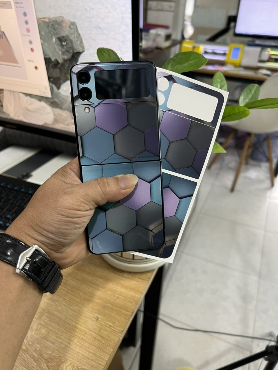 Miếng Dán skin mặt lưng dành cho Samsung Z Flip 3 / Z Flip 4 bảo vệ máy chống trầy xước và làm đẹp tạo thêm diện mới