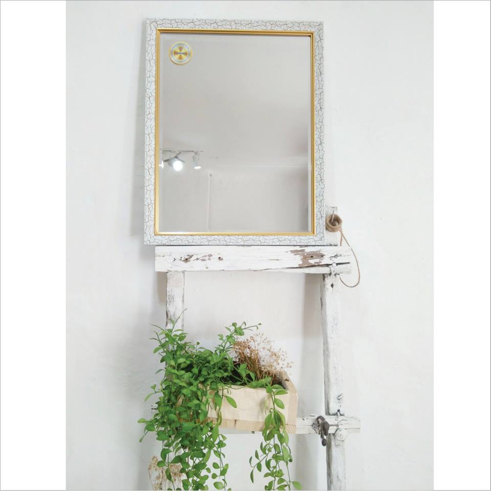 Gương soi cao cấp khung viền trắng hoa văn KT 40x50 cm