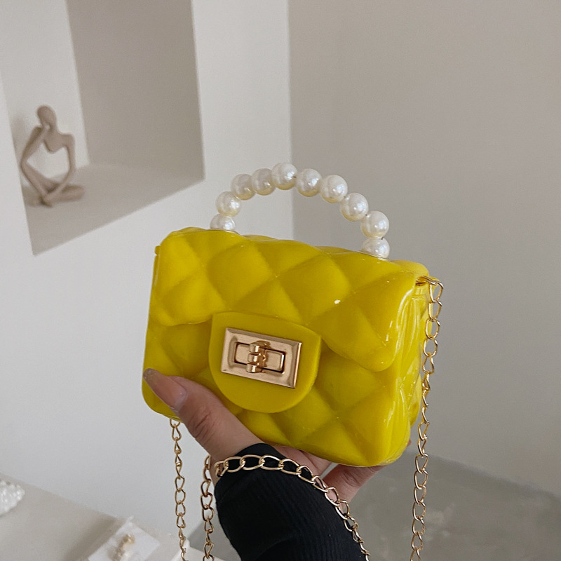 Túi xách túi đeo vai nữ mini ,có quai cầm ngọc trai  phối dây xích , da bóng đẹp  ,đường may chắc chắn , có thể cầm hoặc đeo cho phái nữ dạo phố 