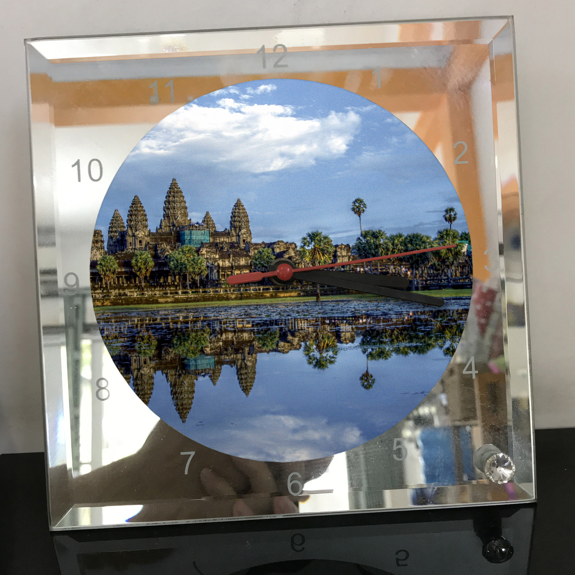 Đồng hồ thủy tinh vuông 20x20 in hình đền Angkor Wat (11) . Đồng hồ thủy tinh để bàn trang trí đẹp chủ đề tôn giáo